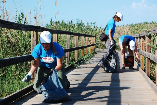 Un grupo de voluntarios limpia la playa de la Hita y conoce ms sobre los espacios naturales del Mar Menor - 2