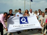 La bandera 'Q' de Calidad Turística ondea desde hoy en la playa de Las Delicias de Águilas