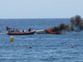 El incendio de un barco de recreo moviliza a cerca de 30 efectivos de los diferentes cuerpos sanitarios y de seguridad de Águilas