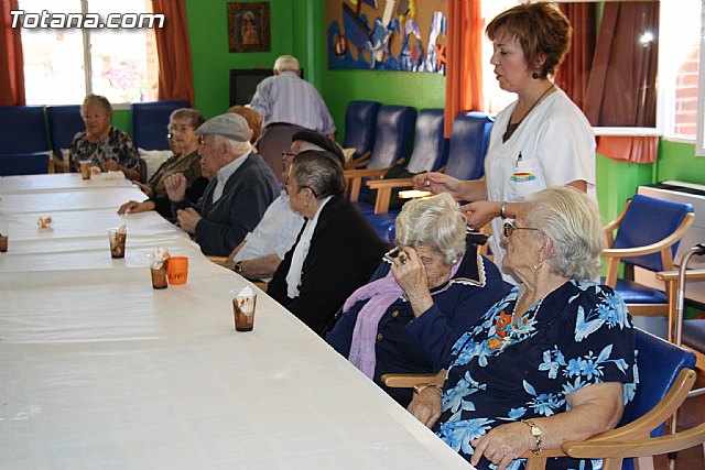 Las personas mayores de Totana celebran hoy su Da Internacional con una Asamblea General de los socios del Centro Municipal y una chocolatada - 10