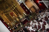 La patrona de Totana recibe miles de flores en el interior de la iglesia de Santiago