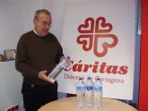 La empresa de agua mineral natural Aquadeus donará agua a Cáritas durante el próximo año
