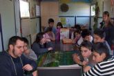 Los niños de la eduteca Alvagón, situada en el barrio Olímpico-Las Peras, realizan talleres abiertos al barrio