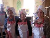 Los mayores de El Algar preparan las Monas de Pascua al estilo tradicional