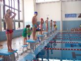 Más de 60 nadadores, de entre 5 y 16 años, han participado en la Competición Solidaria de Natación