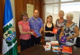 La asociación de angloparlantes ADAPT dona más de una decena de libros a la biblioteca de San Pedro