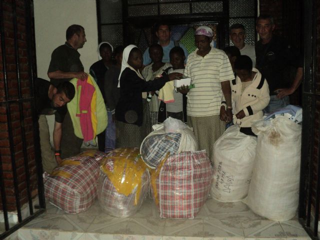 La ONG Anike Voluntarios entrega en el Congo 170 kilos de ropa para bebs - 1