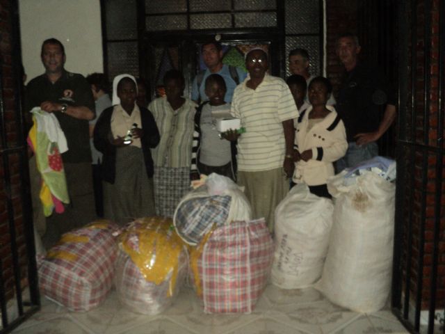 La ONG Anike Voluntarios entrega en el Congo 170 kilos de ropa para bebs - 2