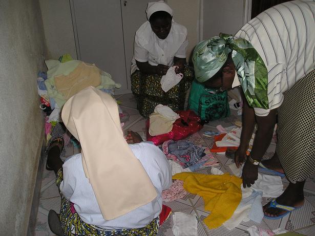 La ONG Anike Voluntarios entrega en el Congo 170 kilos de ropa para bebs - 3