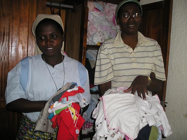 La ONG Anike Voluntarios entrega en el Congo 170 kilos de ropa para bebs - 4
