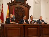 La compañía Pfizer entrega al alcalde de Lorca una ayuda de 21.918 euros  para la recuperación de la localidad tras los terremotos