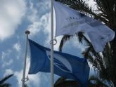 La playa de San Ginés luce otro verano más la bandera azul y la Q de calidad