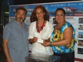 María del Loreto Lloret, ganadora del sorteo de la Semana de la Huerta de Los Alcázares, recibe su premio