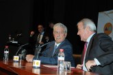 Valcárcel elogia al escritor Mario Vargas Llosa, al que califica como el autor más relevante de la lengua española