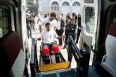 Un nuevo vehículo adaptado trasladará a mayores y discapacitados a los centros de día