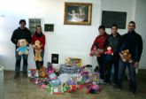 FALCO dona juguetes, alimentos y ropa a Cáritas