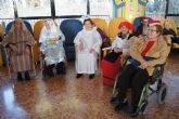 La alcaldesa y la concejal de Atención Social felicitan la pascua navideña a las personas mayores de la Residencia