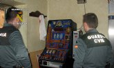 La Guardia Civil sorprende a dos personas mientras robaban la máquina tragaperras de un bar