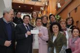 El Alcalde recibe una ayuda solidaria entregada por el Primer Edil de Vera y la Asociación de Fibromialgia de dicho municipio