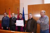 La Concejal de Cultura recibe una ayuda solidaria de 627 € por parte de las corales lorquinas participantes en el concierto benéfico de Navidad