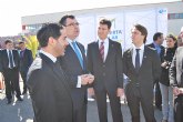 El alcalde acompaña al consejero de Universidades, Empresa e Investigación en la visita a una cubierta solar ubicada en el polígono de Alhama
