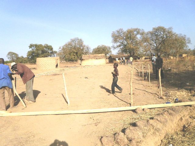 El pasado Martes, 7 de Febrero, comenzaba en un lejano rincon perdido del Africa ms ancestral la construccin de un nuevo colegio - 1