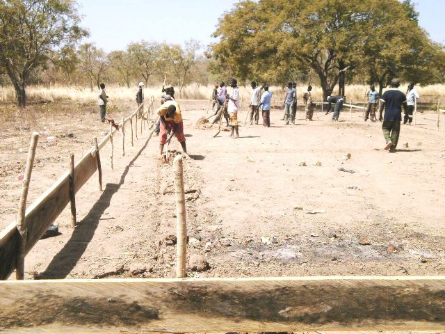 El pasado Martes, 7 de Febrero, comenzaba en un lejano rincon perdido del Africa ms ancestral la construccin de un nuevo colegio - 3