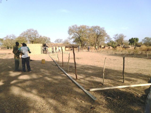 El pasado Martes, 7 de Febrero, comenzaba en un lejano rincon perdido del Africa ms ancestral la construccin de un nuevo colegio - 5