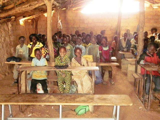 El pasado Martes, 7 de Febrero, comenzaba en un lejano rincon perdido del Africa ms ancestral la construccin de un nuevo colegio - 6