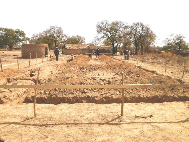 El pasado Martes, 7 de Febrero, comenzaba en un lejano rincon perdido del Africa ms ancestral la construccin de un nuevo colegio - 7