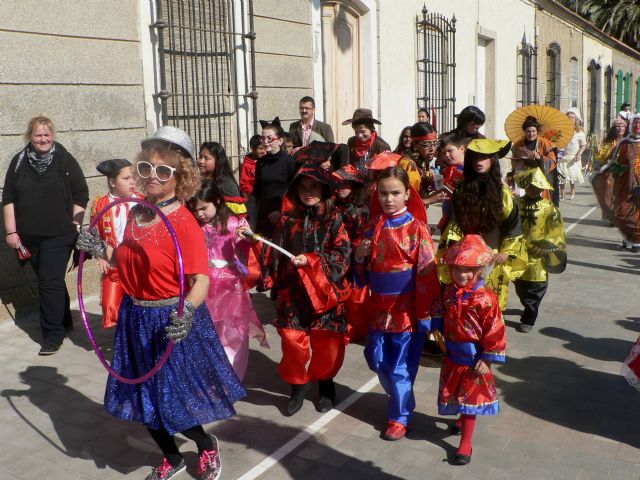 El carnaval llega a Puerto de Mazarrn con un desfile por el paseo - 2
