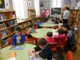 Escolares de las escuelas infantiles y los colegios participan en una actividad de cuentacuentos en la biblioteca municipal