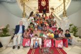 La alcaldesa les desea feliz verano a los niños saharahuis durante su estancia en Cartagena