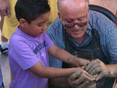 Los alfareros de Totana acercan a los niños a las técnicas tradicionales de tratamiento del barro