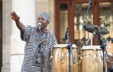 Los Sierra Leone's Refugee All Stars llenaron de reggae la plaza del Ayuntamiento