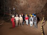 Universitarios alemanes estudian la Cueva Victoria