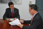 El delegado del Gobierno, Joaquín Bascuñana es recibido por el alcalde de la localidad