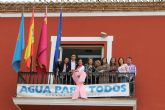 El balcón principal del Ayuntamiento luce un enorme lazo rosa, símbolo de la lucha contra el cáncer de mama