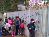 La AMPA del Colegio La Arboleda de Murcia pone centenares de lazos verdes en la valla del colegio por la defensa de la escuela pública