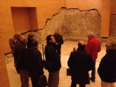 La confederación de empresarios de lorca visita el parque arqueológico del castillo y la sinagoga