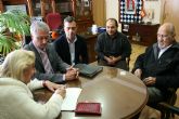 Firmada la escritura de donación de cuadros del pintor Juan Ricolopez al Ayuntamiento de Yecla
