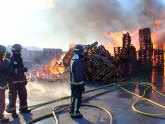Bomberos del CEIS controlan un incendio declarado en una fábrica de palets en Fortuna