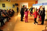 Mayores y escolares de 6 años intercambian cuentos y canciones de la infancia de sus abuelos