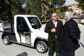 La empresa de servicios Sercomosa de Molina de Segura presenta un nuevo vehículo eléctrico para trabajos de mantenimiento en zonas verdes del centro urbano