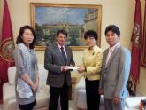 El Alcalde recibe una ayuda solidaria de la Red Internacional de Mujeres Coreanas en España