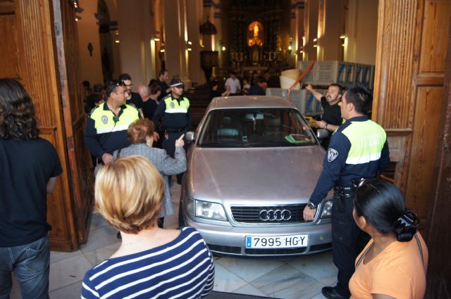 Polica Local y Proteccin Civil intervienen en el dispositivo del suceso provocado por el vehculo que se empotr en la Iglesia de Santiago - 13