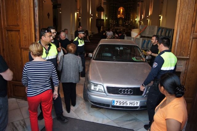 Polica Local y Proteccin Civil intervienen en el dispositivo del suceso provocado por el vehculo que se empotr en la Iglesia de Santiago - 1