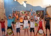 La concejalía de Juventud y la asociación Deitania imparten un taller de batukada y samba