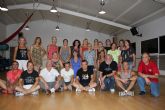 El grupo de Coros y Danzas Mar Menor reúne a todos los bailarines de su larga historia de 45 años con motivo del 25 aniversario del Festival de Folclore de San Javier