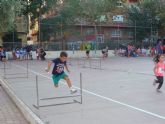 129 niños juegan al Atletismo en el Barrio de La Viña